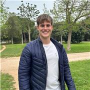 Joven universitario, curioso y que maneja a niños